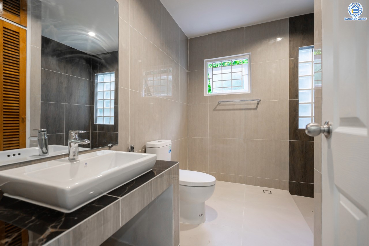 บ้านมือสองตกแต่งใหม่ ม.ชัยพฤกษ์ บางบัวทอง บ้านเดี่ยวแบรนด์ LH เนื้อที่ 79.7 ตร.ว. ฟังก์ชัน 3 ห้องนอน 3 ห้องน้ำ 1 ห้องแม่บ้าน จอดรถ 2 คัน พร้อม Facilities ครบครัน บนทำเลเดินทางสะดวก ติดถนนบางกรวย-ไทรน้อย ใกล้เซ็นทรัลเวสต์เกต และรถไฟฟ้าสายสีม่วง "สถานีบางพลู"